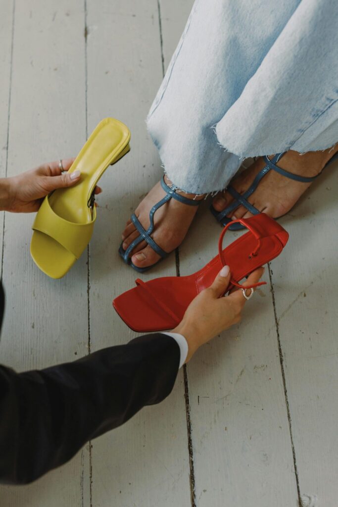 Kaip lengvai pranešioti naujus batus ir išvengti pėdų nuospaudų