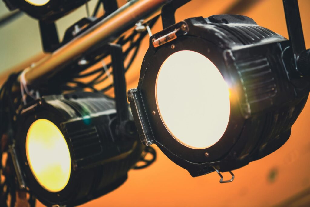 Kaip tinkamas sceninis apšvietimas gali išgelbėti net ir kuklų bendruomenės renginį