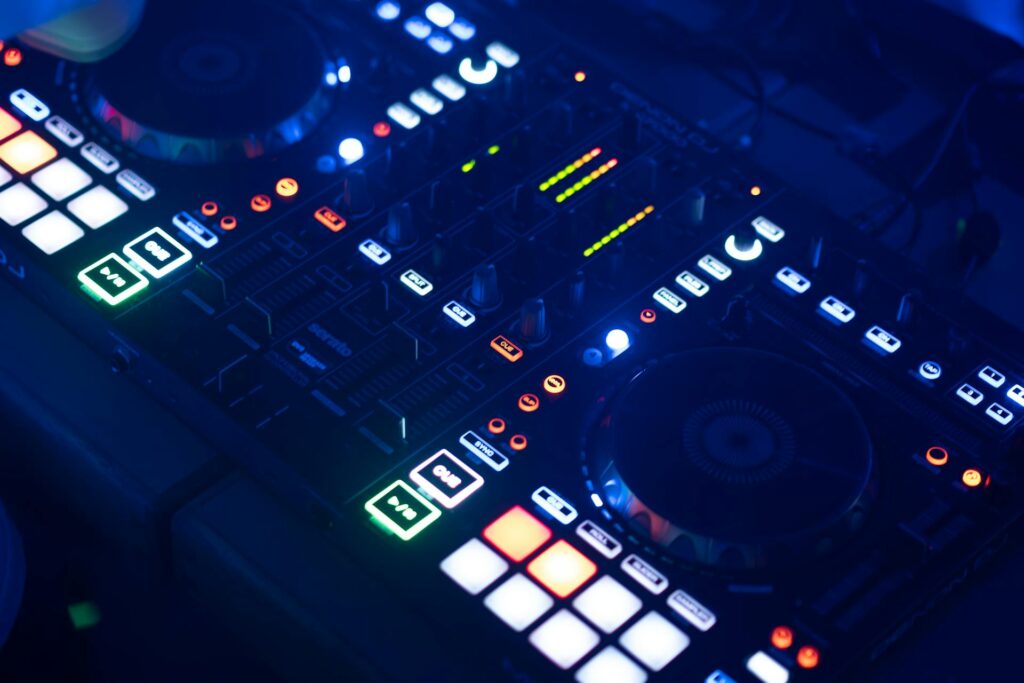 Kodėl pradedantys DJ renkasi garso aparatūros nuomą vietoje brangios savo įrangos